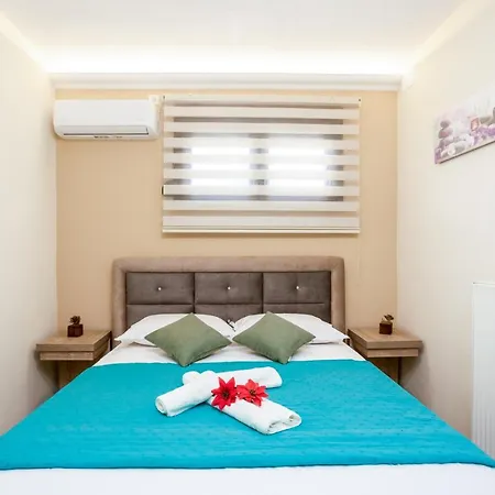 Twinstars With Courtyard And View