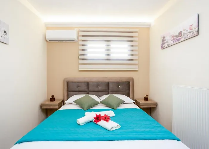 Twinstars With Courtyard And View